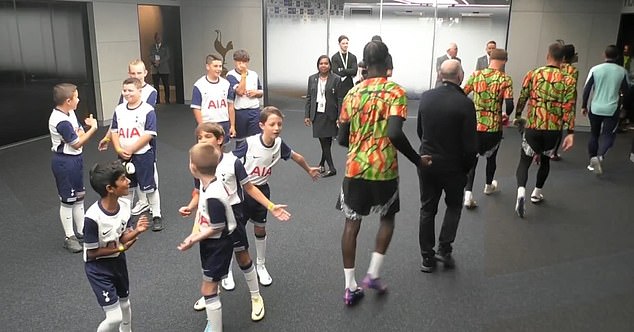 Hình ảnh gây sốt trận derby London, đến cậu bé mascot của Arsenal cũng áp đảo Tottenham - Ảnh 1.