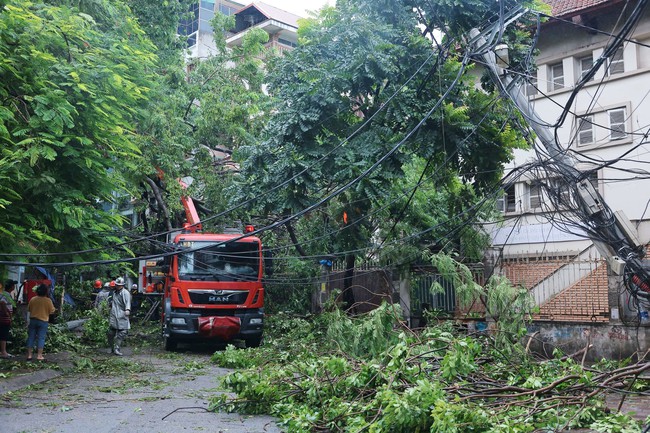 Hà Nội huy động hơn 100 công nhân môi trường dọn dẹp vệ sinh các tuyến phố nội đô - Ảnh 12.