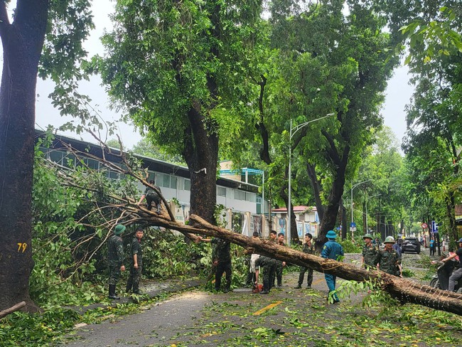 Hà Nội huy động hơn 100 công nhân môi trường dọn dẹp vệ sinh các tuyến phố nội đô - Ảnh 22.