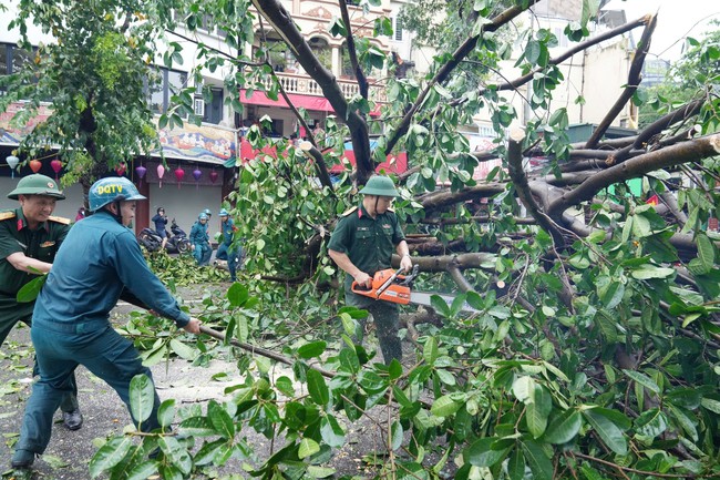 Hà Nội huy động hơn 100 công nhân môi trường dọn dẹp vệ sinh các tuyến phố nội đô - Ảnh 23.